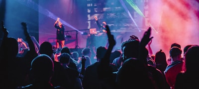 铁粉聚集地社区栏目图标 - 球迷在一起欢呼庆祝